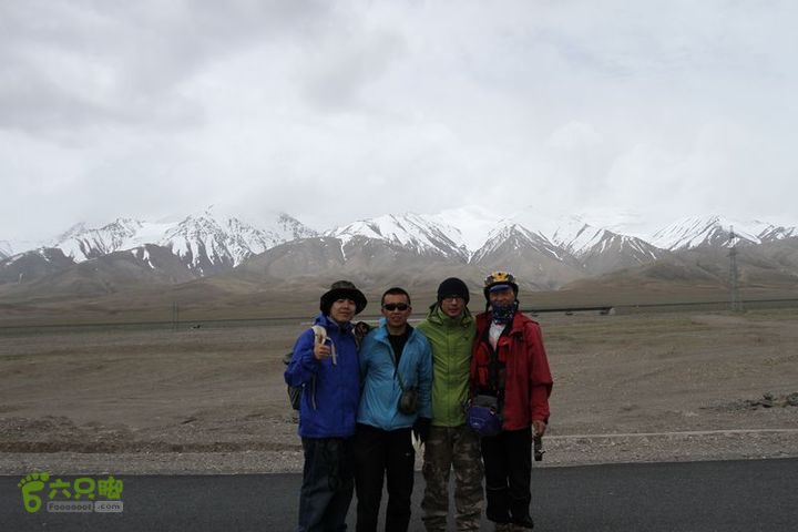 2011年青藏线徒步搭车之旅偶遇两位骑行者，红衣服的姓田，65岁了，青色衣服的姓薛，30多岁