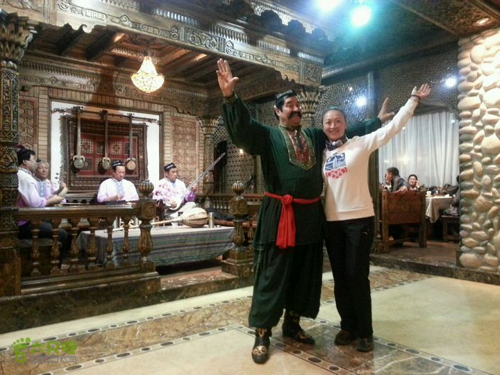 贵阳-新疆和表演者合影