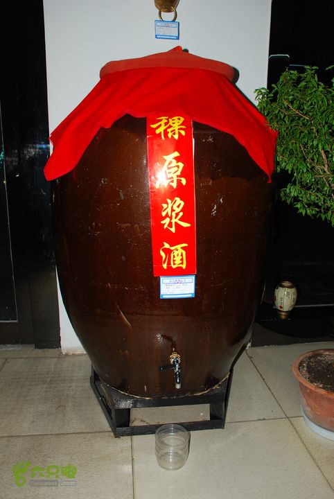 青海湖、茶卡盐湖、坎布拉、沙坡头、腾格里沙漠、平遥古城之旅各种散装的青稞酒，最贵60块一斤