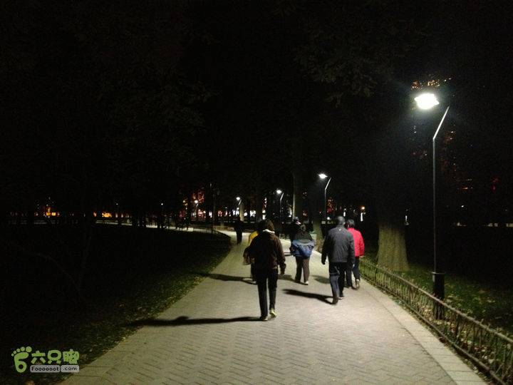 人民公园夜景散步的人们