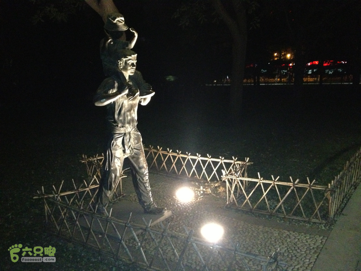 人民公园夜景雕塑