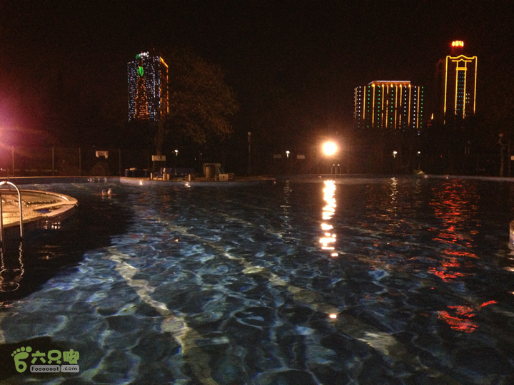 人民公园夜景冬泳