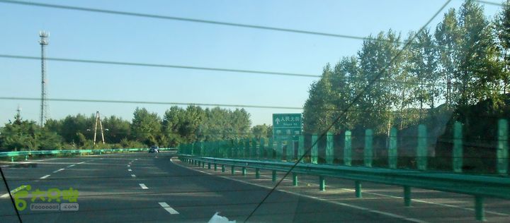 长春至北京 2012十一行刚上高速.  回头拍摄。 非司机拍摄。