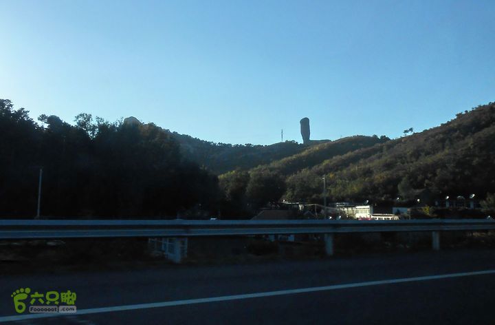 长春至北京 2012十一行开行中， 回头可以看到避暑山庄山上的“棒槌山”。