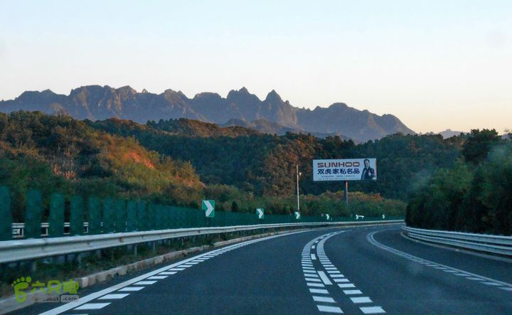 长春至北京 2012十一行山， 很漂亮。 前方， 就是著名的金山岭长城和司马台长城了。