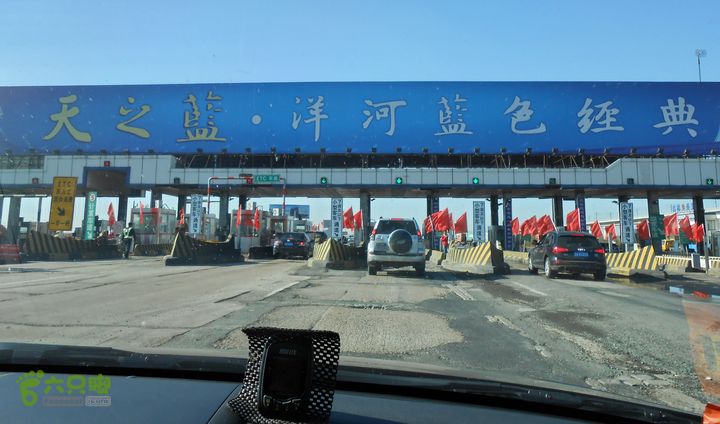 长春至北京 2012十一行五里坡收费站，属于吉林省的。 可是， 五里坡的字样现在没有了， 只剩广告牌了。