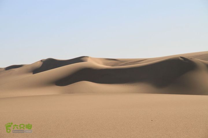孤车穿越罗布泊库姆塔格沙漠