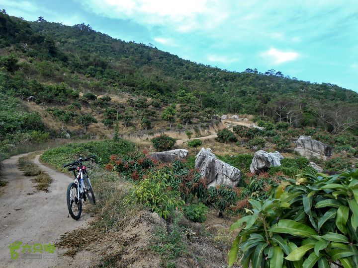 20130105--三亚福万岭山地骑行--大坡度碎石路DSCN2948