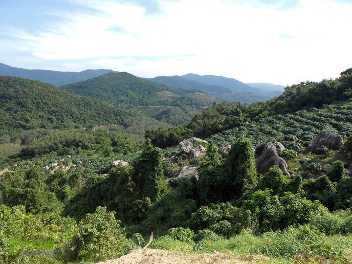 20130105--三亚福万岭山地骑行--大坡度碎石路山下的公路， 清晰可见。