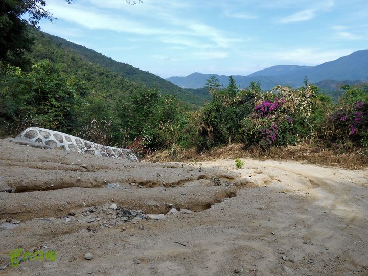 20130105--三亚福万岭山地骑行--大坡度碎石路DSCN2969