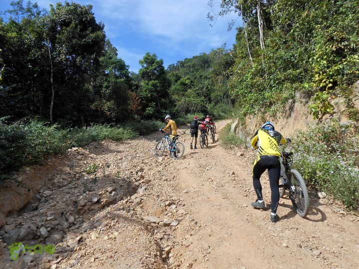 20130105--三亚福万岭山地骑行--大坡度碎石路上行！