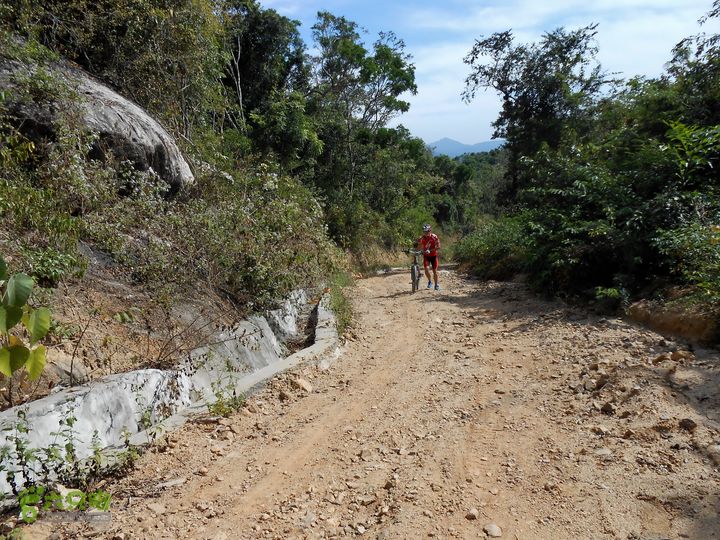20130105--三亚福万岭山地骑行--大坡度碎石路DSCN2982