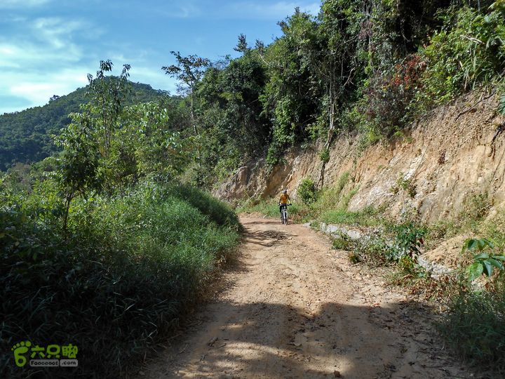20130105--三亚福万岭山地骑行--大坡度碎石路DSCN2984