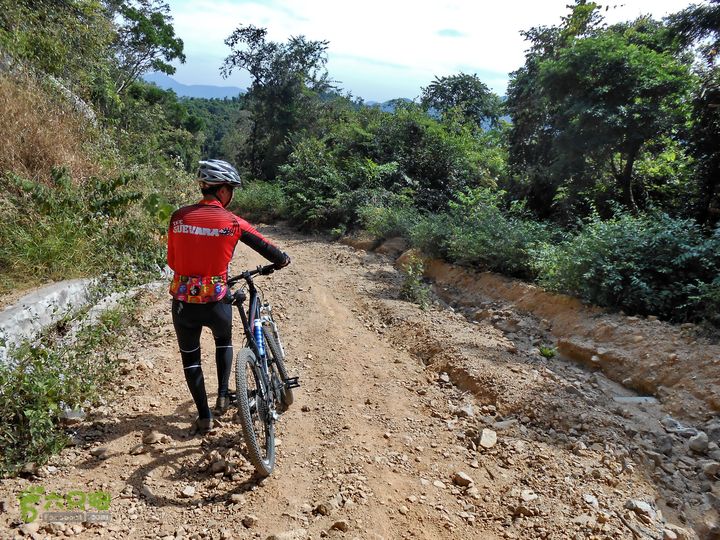 20130105--三亚福万岭山地骑行--大坡度碎石路摔跤处前10米。