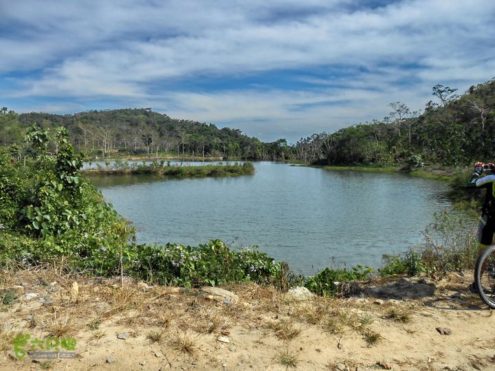 20130105--三亚福万岭山地骑行--大坡度碎石路山顶鱼塘！美！