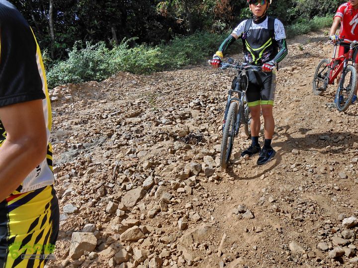 20130105--三亚福万岭山地骑行--大坡度碎石路下行摔跤处！