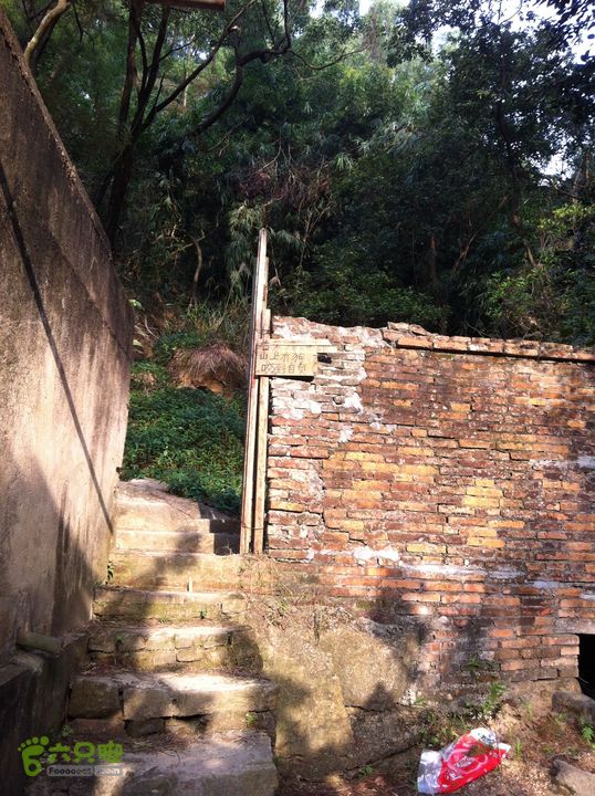 石景山吉大水库环绕看到围墙有门上去