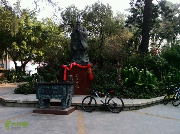绕深圳水库绿道骑行一圈东湖公园正门的孔子像