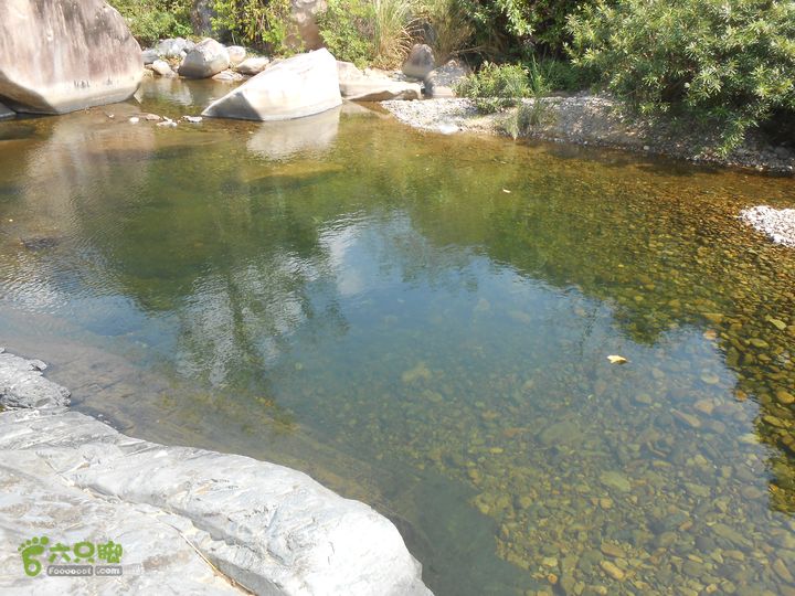 20130314三亚-六罗峡谷徒步行-福万岭骑行溪水从深山流出， 没有一点污染！