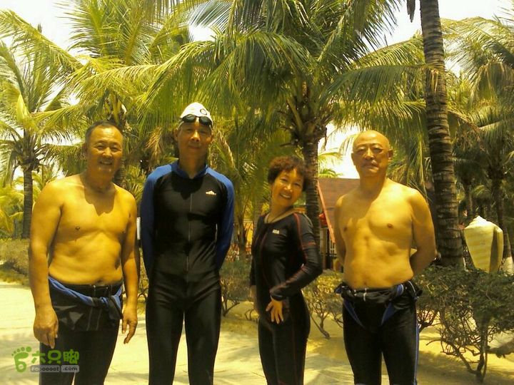 20130402--三亚横渡西岛（老人游泳队）成功登陆！最先登陆西岛的四人合影