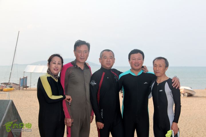 20130402--三亚横渡西岛（老人游泳队）成功登陆！出发前小团体合影。