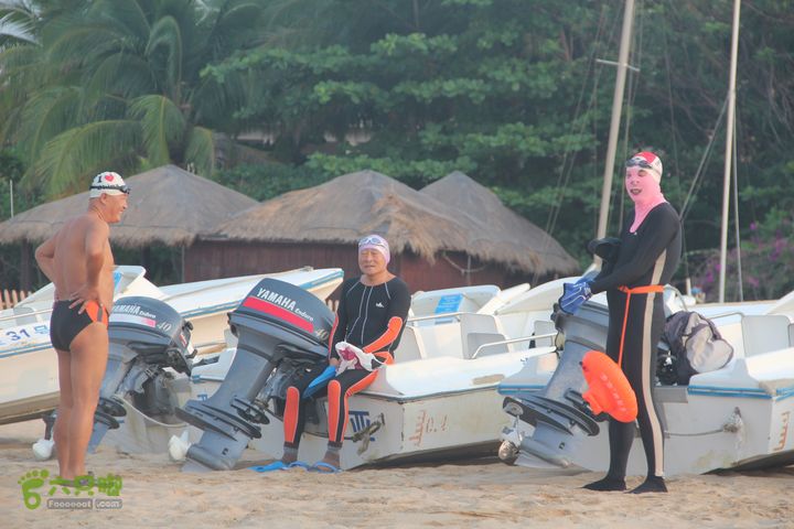 20130402--三亚横渡西岛（老人游泳队）成功登陆！出发前， 还很悠闲！