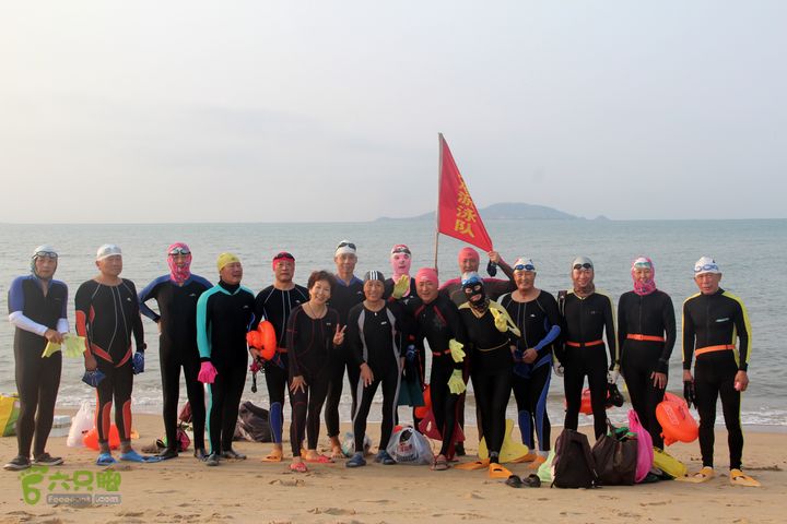 20130402--三亚横渡西岛（老人游泳队）成功登陆！出发前， 全体勇士合影： 共 16 人， 三位女士。
