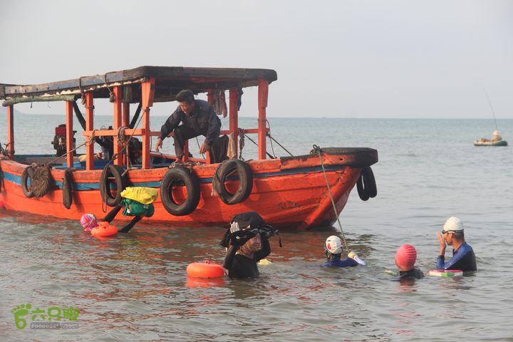 20130402--三亚横渡西岛（老人游泳队）成功登陆！将吃喝等物品装在船上！