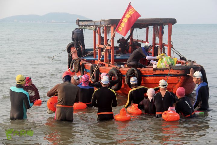 20130402--三亚横渡西岛（老人游泳队）成功登陆！将吃喝等物品装在船上！
