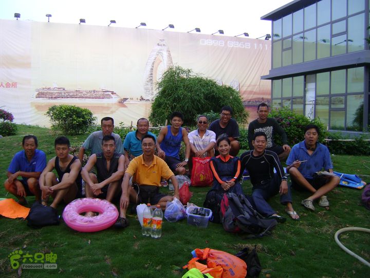 20130402--三亚横渡西岛（老人游泳队）成功登陆！2013-05-02 部分横渡西岛合影