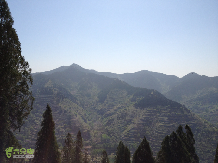 田庄水库土峪村东面山脊的武王寨和三棱山