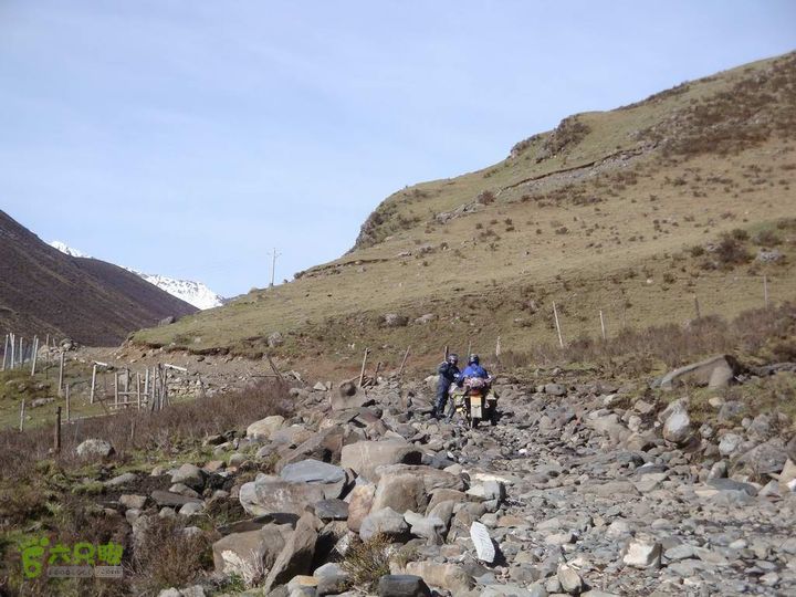 7车8人莫斯卡6日游金龙雪山-山脚