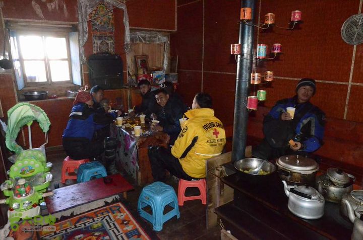 7车8人莫斯卡6日游莫斯卡藏民家吃早饭