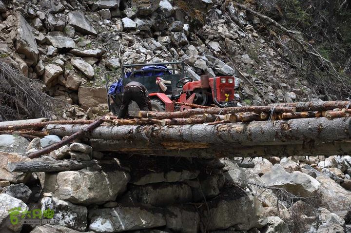 7车8人莫斯卡6日游拖拉机卡住了