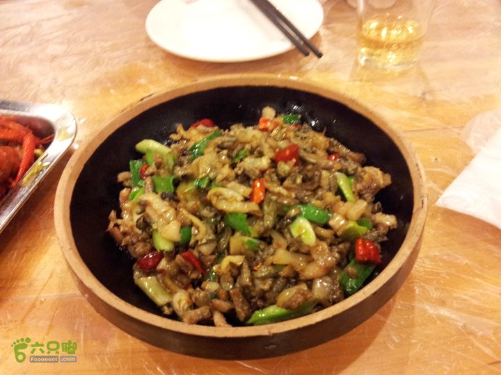 骑行厂窖就是“随便”这道菜哈，仔细看看，是啥做的，为嘛叫“随便”呢？这可满足那些懒惰的人哦，喜欢吃什么？答曰：随便！那就是它了。