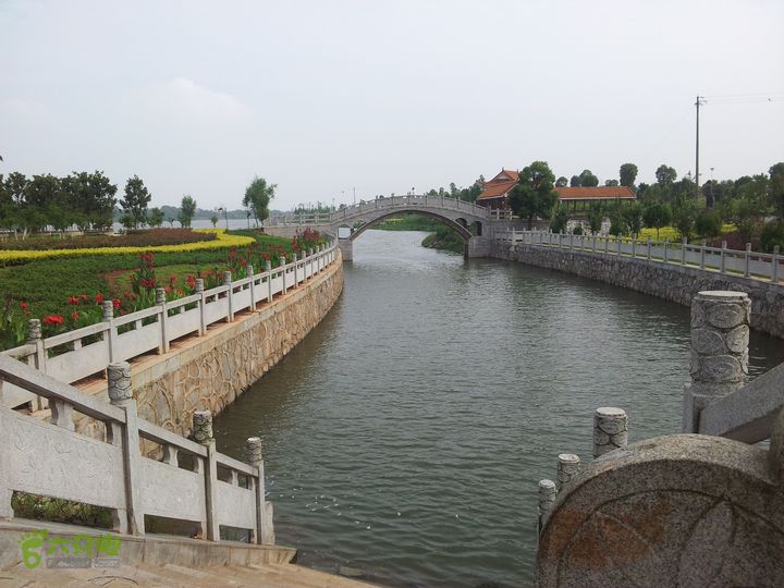 骑行厂窖政府旁边的大大公园，真好！