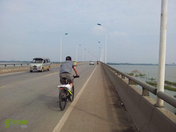 骑行厂窖204省道，白沙大桥，停下照相，一骑友一晃而过，嗨了一声，留下孤独的背影