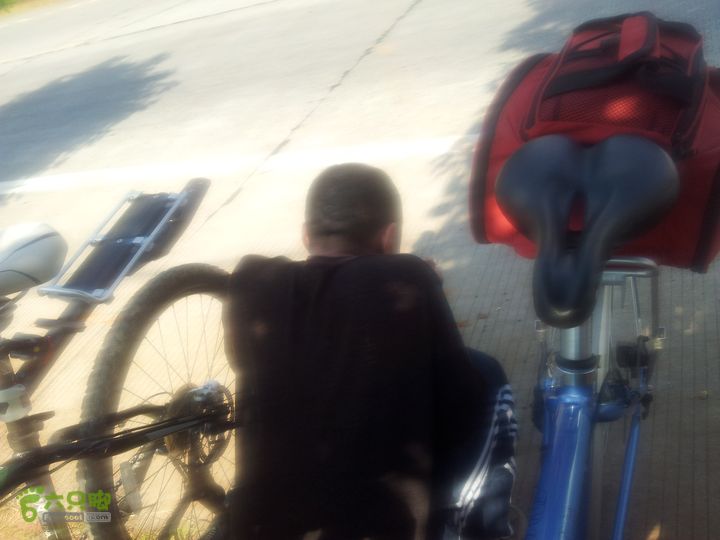 骑行厂窖骄阳似火，沿S204返回沅江，途中停下吃西瓜，不好意思拍下狼吞虎咽的样子。