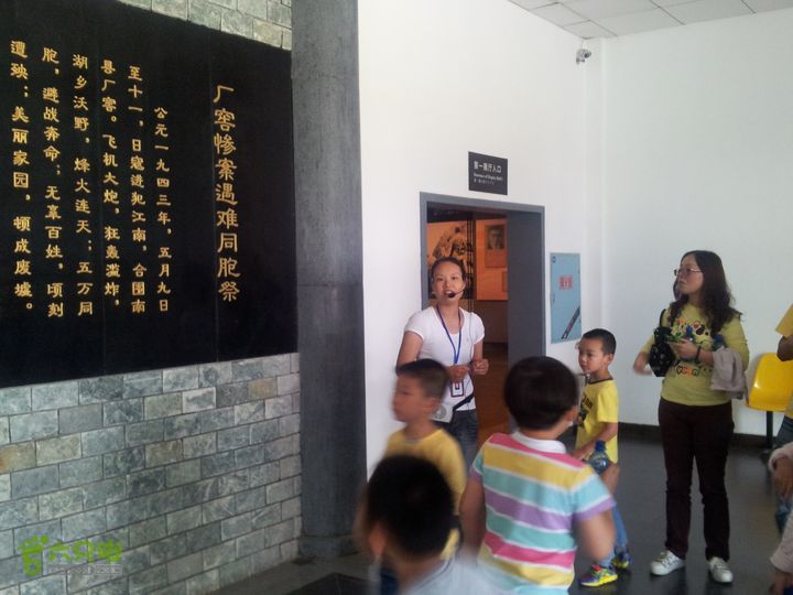 骑行厂窖唯一的讲解员芮轶在讲解惨案的历史，希望这一代人能够记住这段屈辱的历史，不忘国耻。少年强则国强！