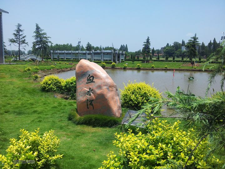 骑行厂窖孤零零的“血水河”石碑位于纪念馆旁的小池塘