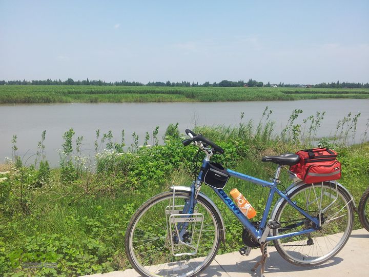 骑行厂窖照着美女解说的指引，经过镇政府很快找到血水河。