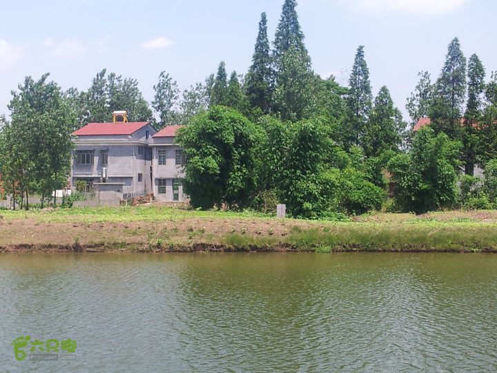 骑行厂窖按照纪念馆老人提供的遗址和指引，我们前往汉新村寻找唯一立有纪念碑的“千人坑”，大约距离纪念馆6公里。