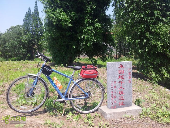 骑行厂窖位于汉新村的唯一的厂窖惨案立有碑的千人坑