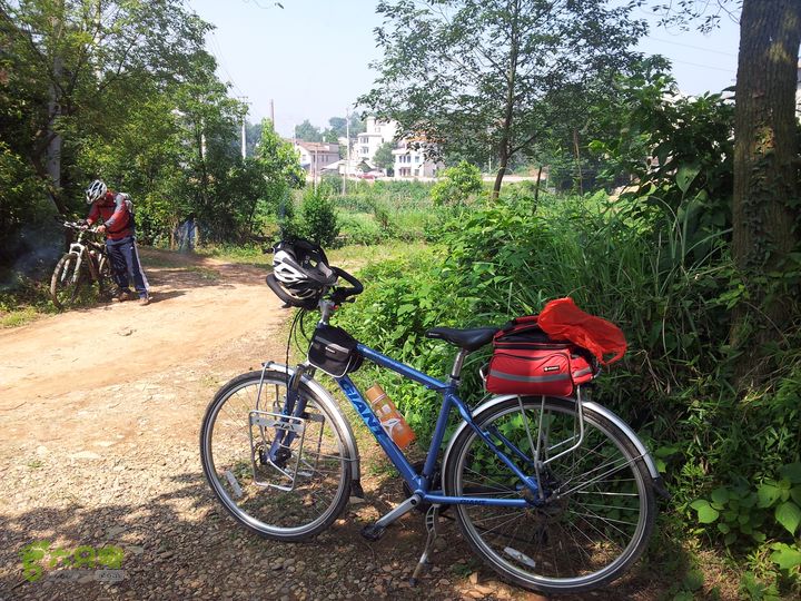 骑行厂窖9点50和老冯汇合，继续探寻屈原的天问碑遗址。但怎么都找不到，留下遗憾！因为今天是端午节啊！