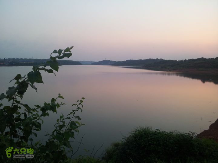 骑行厂窖景色优美的无名湖泊