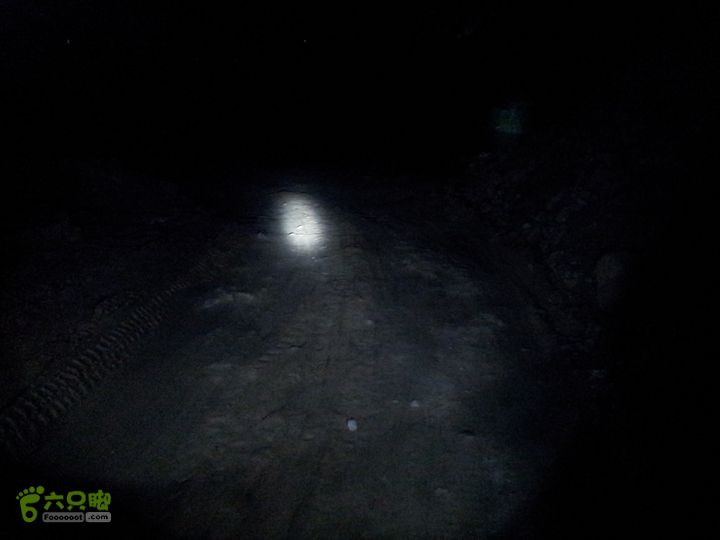 骑行厂窖晚8点50，还在无名的乡道摸黑前行，路烂，坑坑洼洼。所幸准备充分，电量充足。