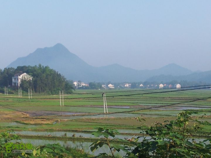 骑行厂窖拨开迷雾终于得见羞女山的真面目，我庆幸骑着单车，能够不间断的抬头找寻羞女的踪迹。