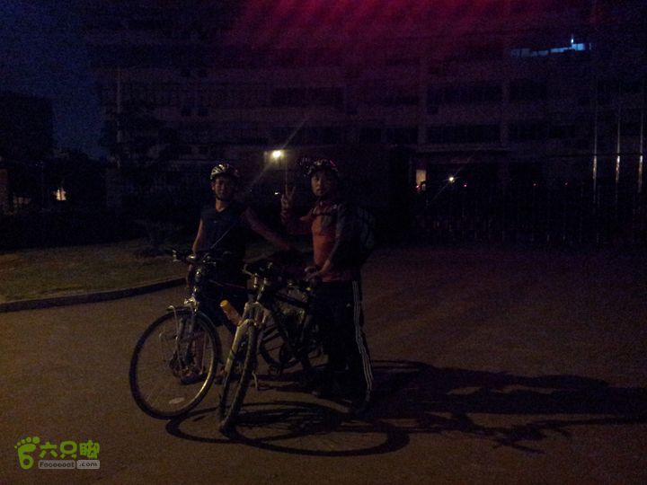 骑行厂窖几个朋友到雷锋镇接我们，饭后返回，已经是晚上9点了，两个疯子终于回来了，洗干净咯，明天好送去精神病院。哈哈哈