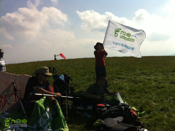 绿野网团建活动-老栅子村-东猴顶-孤石牧场穿越逆光旗飞扬