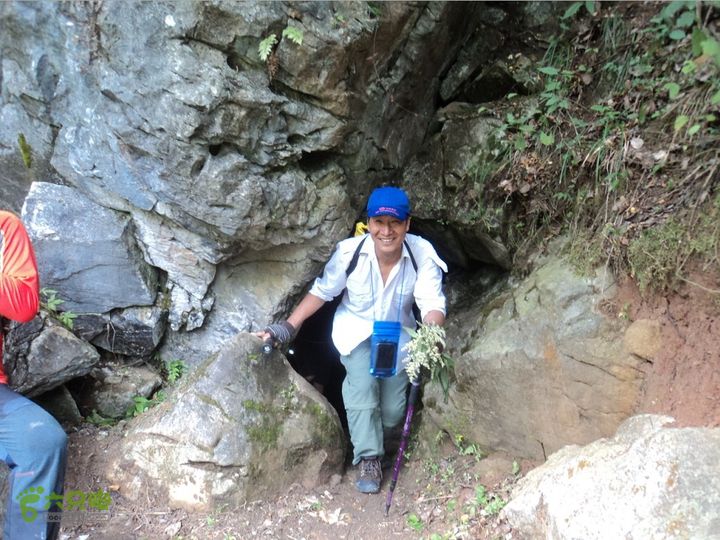衢州环三十六湾峡谷探白塔洞双头洞金鸡洞长林出洞，左手拿的是六月雪